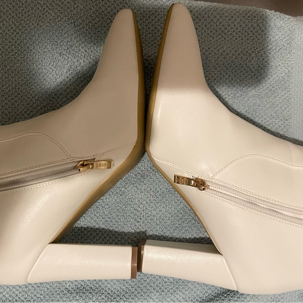 size 11 white boots - brand new. Non smoking environment.